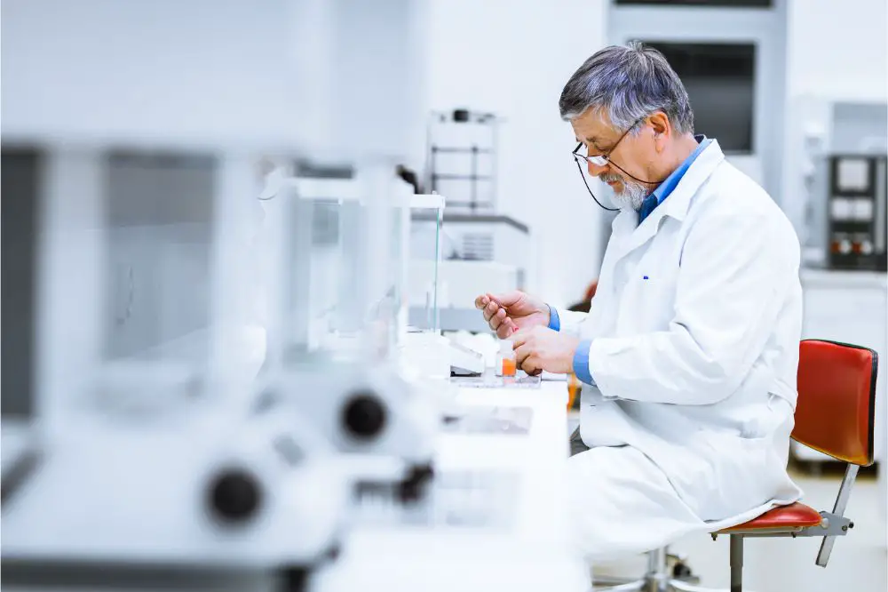 doctor carrying out scientific research in a lab